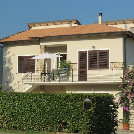 Casa Vacanze “Bouganville” Loc Avane Pisa Vecchiano Exterior photo